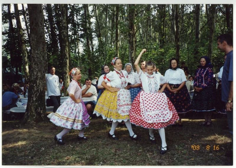 Doroszlói hagyományőrzők esővarázslást adnak elő