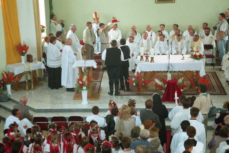 A temerini Lourdes-i Szűz Mária emléktemplom (Lourdes-i Boldogasszony templom)  felszentelési szertartása  és   ez  alkalomból  bemutatott szentmise, 2000. 7. 20,  Csütörtök