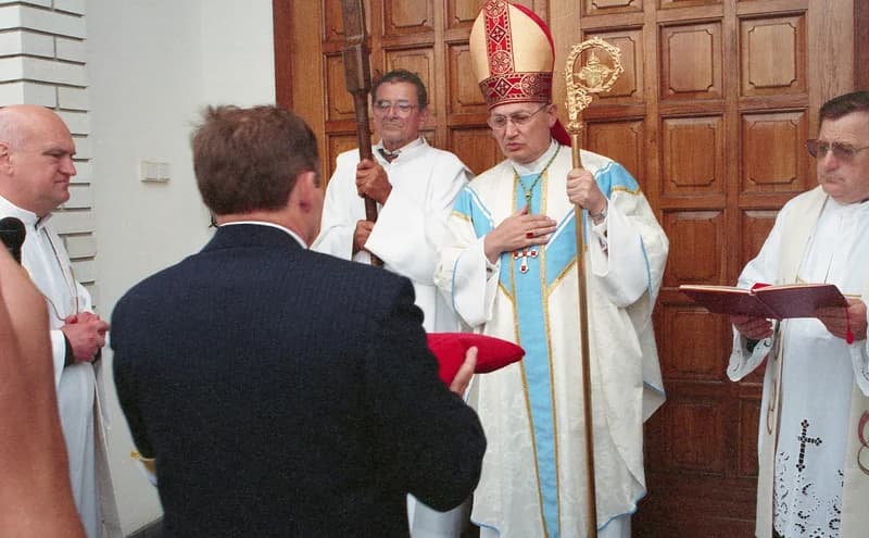 A temerini Lourdes-i Szűz Mária emléktemplom előtti események a felszentelés előtti pillanatokban