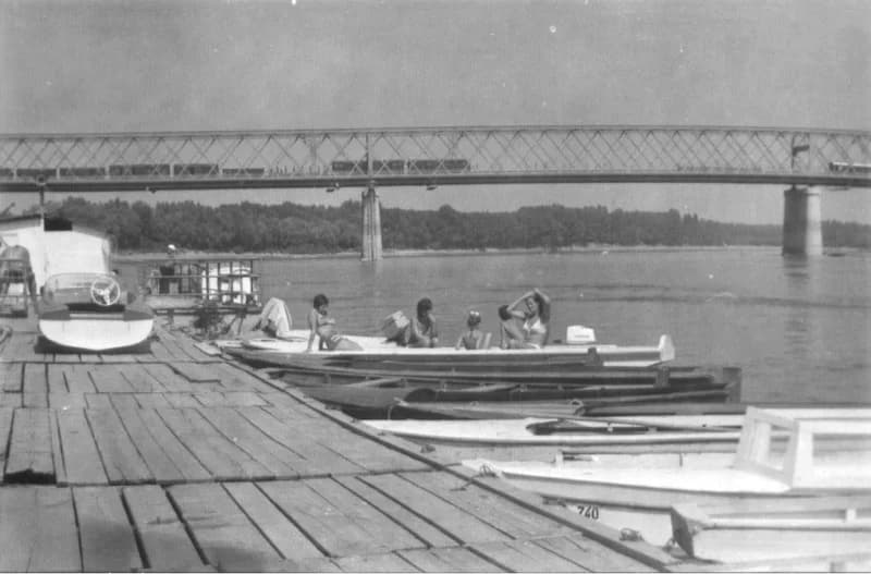 A Fehér család és barátaik a zentai Tisza-parton a "Halászcsárdánál"  