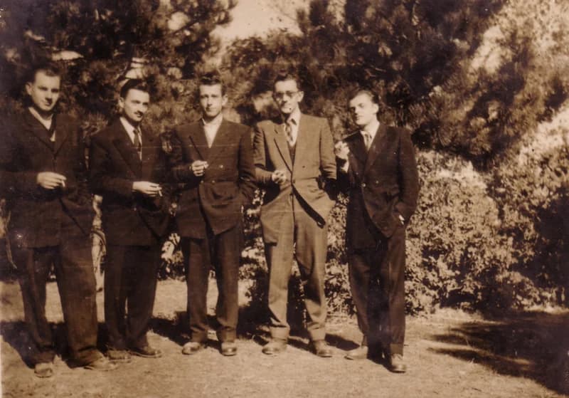 Cigarettázó legények