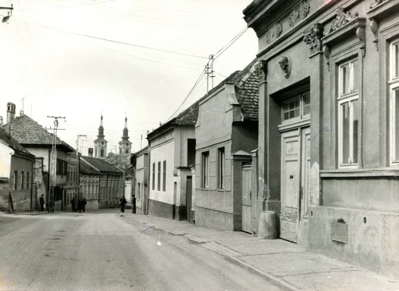 Karlócai utca háttérben templomtornyokkal