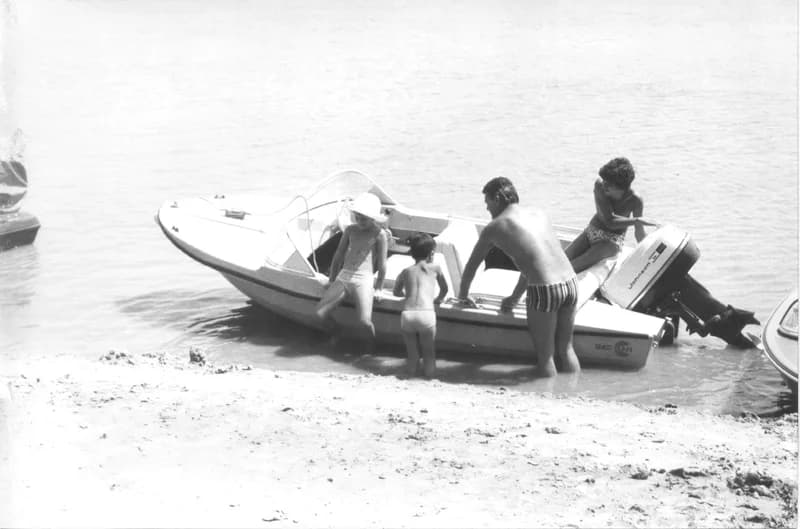 A Fehér család és barátaik a zentai Tisza-parton a "Halászcsárdánál"  