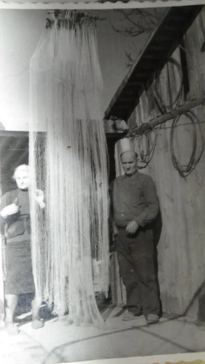 Paksi Kovács István (1911-1990) bezdáni halász és felesége méthálóval (metlica)