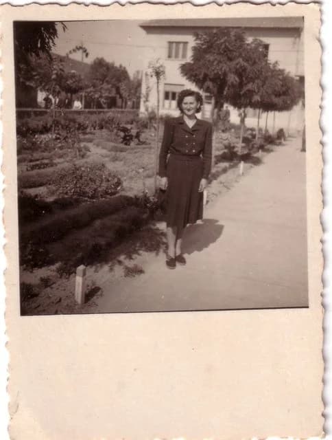 A szövetkezeti otthon parkjában