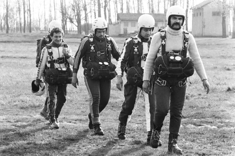 Ejtőernyősök a cseneji reptéren