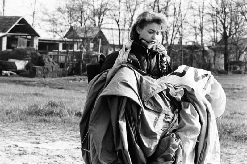 Ejtőernyősök a cseneji reptéren