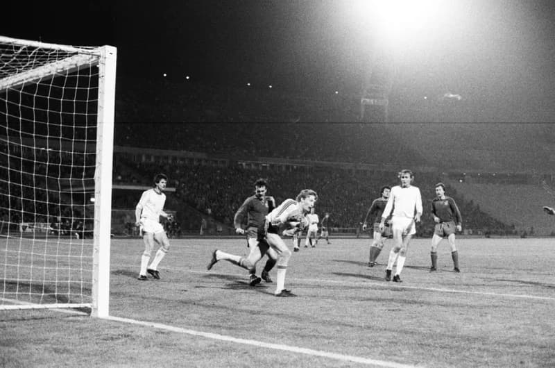 Futbalmeccsek : Újpest Dózsa-Honvéd 3:2; FTC-Vasas 1:1