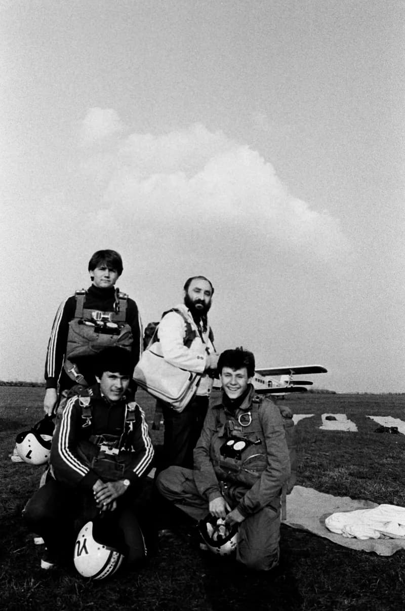 Ejtőernyősök a cseneji reptéren