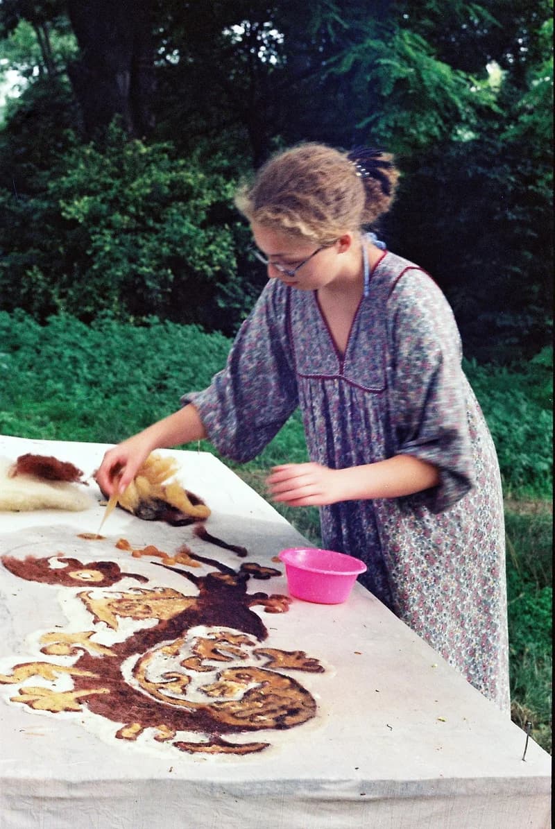  A 22. Temerini Alkotóműhely és Képzőművészeti Tábor résztvevője a Hevér tanyán