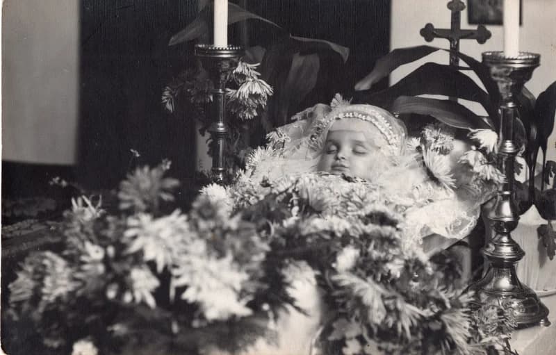 Kisgyermek halott a ravatalon