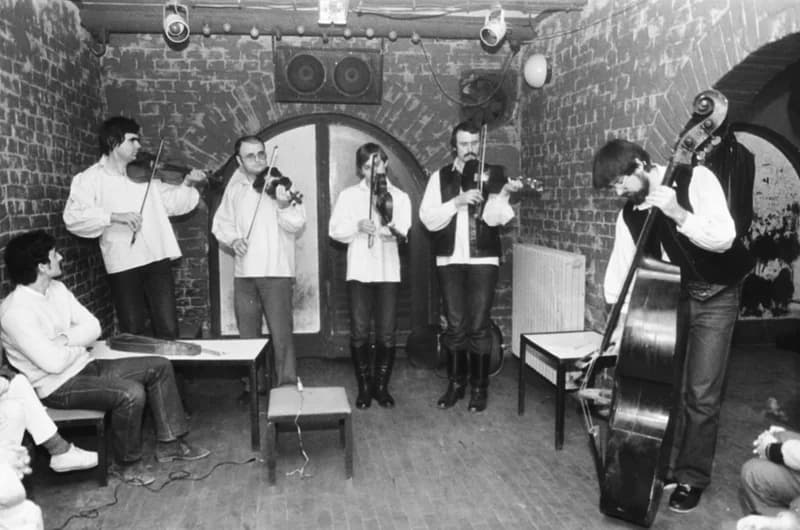 A Hívogató együttes az Ifjúsági Tribün pincéjében