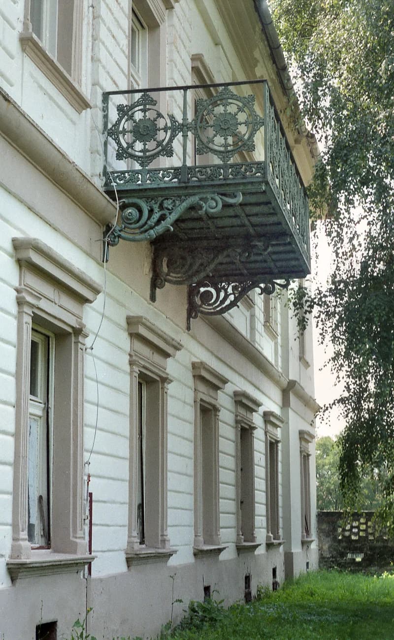 A temerini Szécsen-kastély (a fotó készítésének idejében Lukijan Mušicki Középiskola épülete) utcai része, 1997. augusztus 4-én