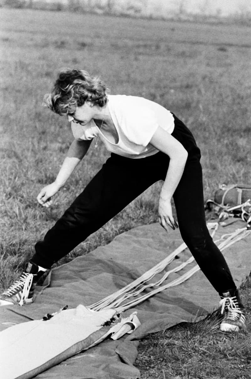 Ejtőernyősök a cseneji reptéren