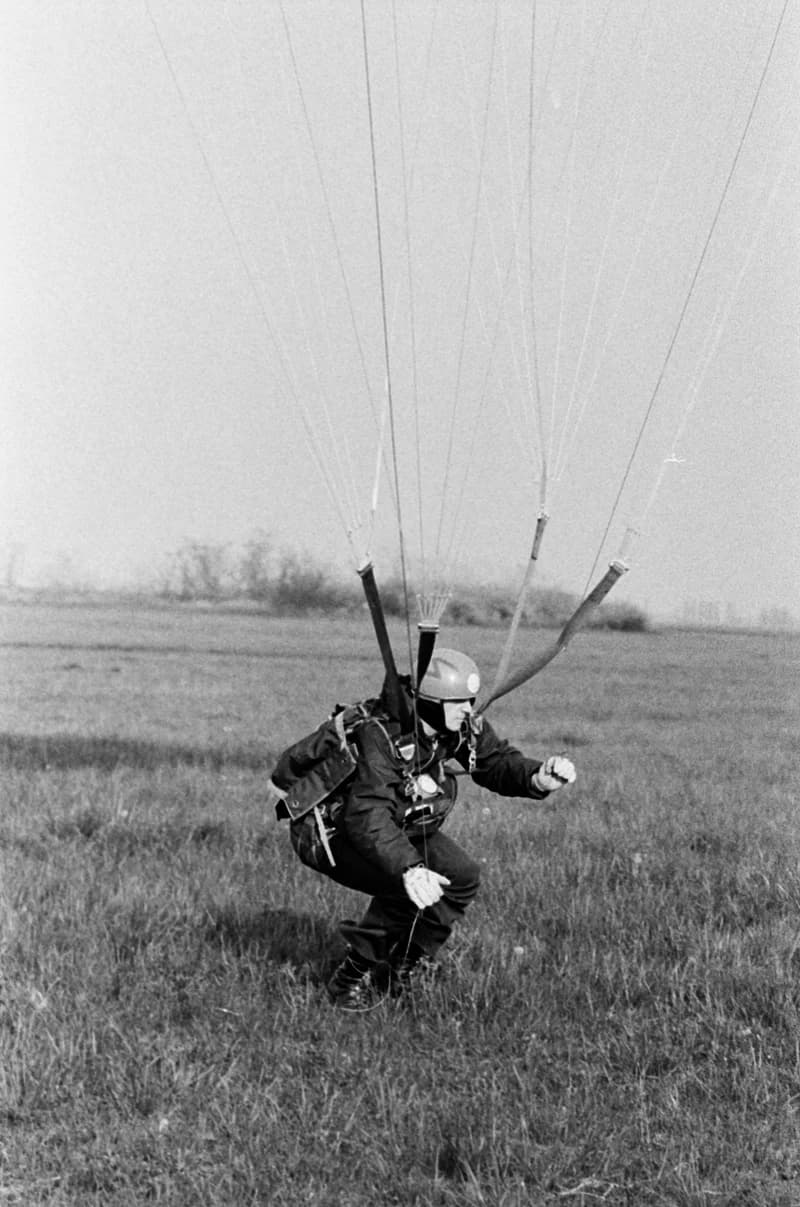 Ejtőernyősök a cseneji reptéren
