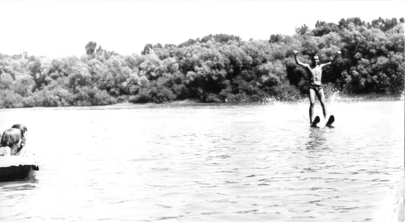 A Fehér család és barátaik a zentai Tisza-parton a "Halászcsárdánál"  