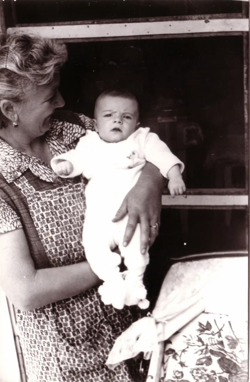 Szöllősi Katalin unokájával