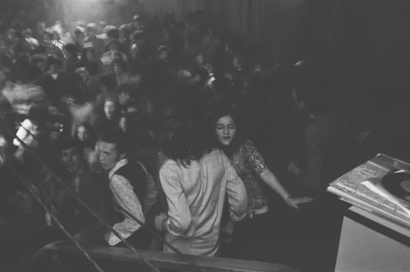 Az újvidéki rádió diszkó klubjában