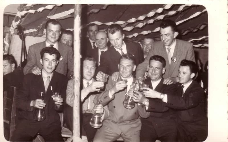 Lakodalmas sátorban