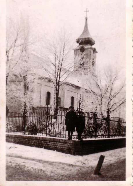 Templom kerítésnél