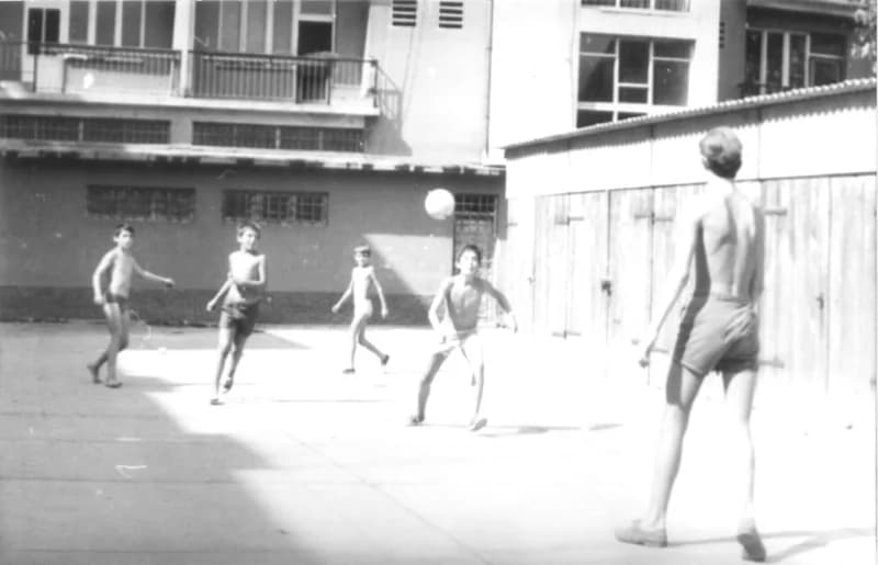 Játszó gyermekek a Mignon cukrászda mögötti lakótömb udvarán