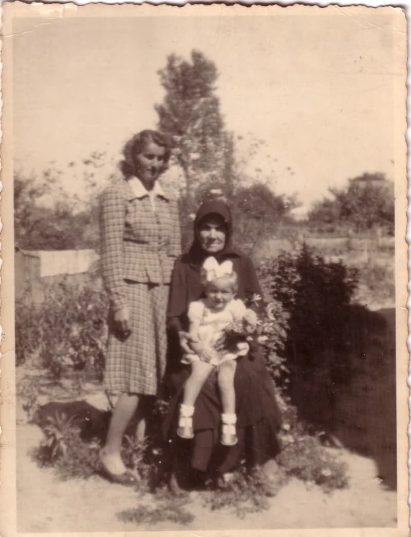 Szarapka Etelka édesanyjával és kislányával