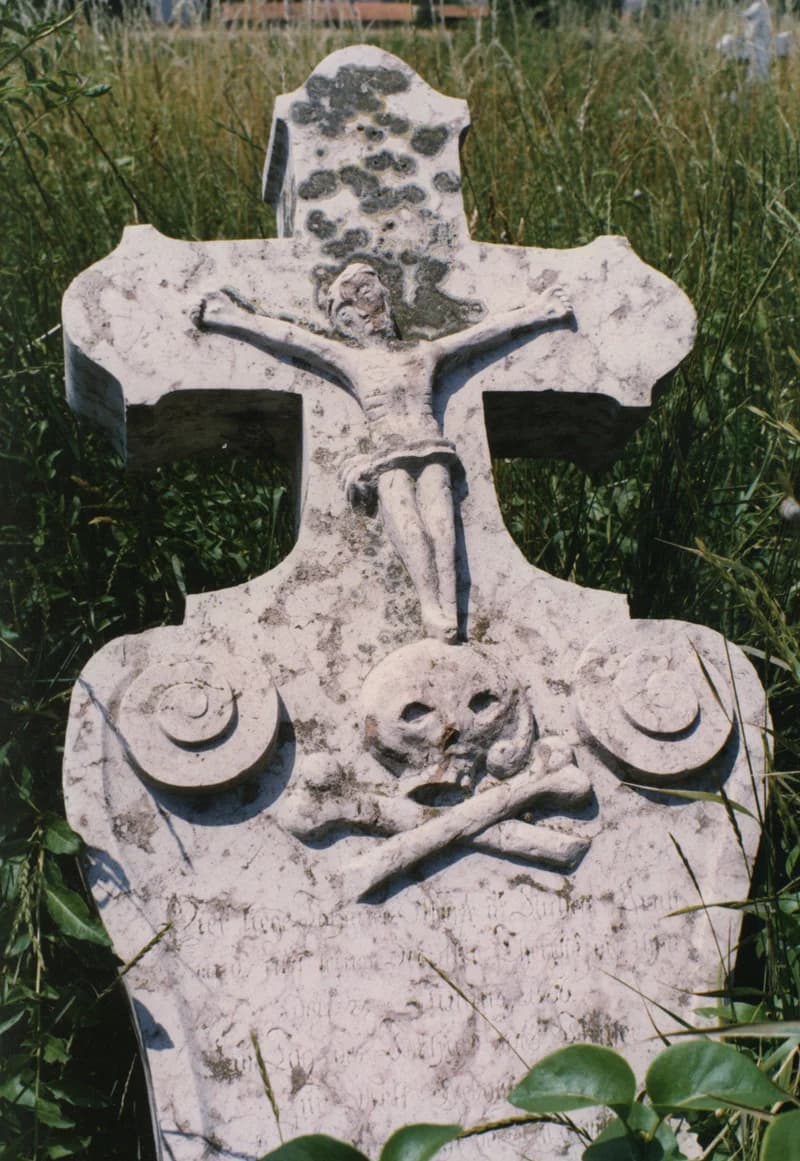 Krisztus a kereszten a becsei temetőben