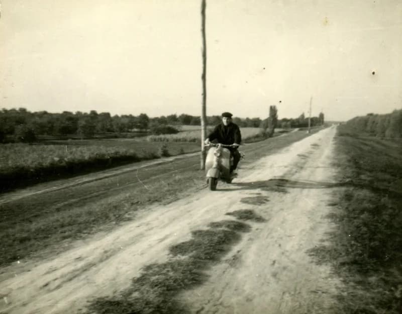 Benes József motorral a zentai töltésen