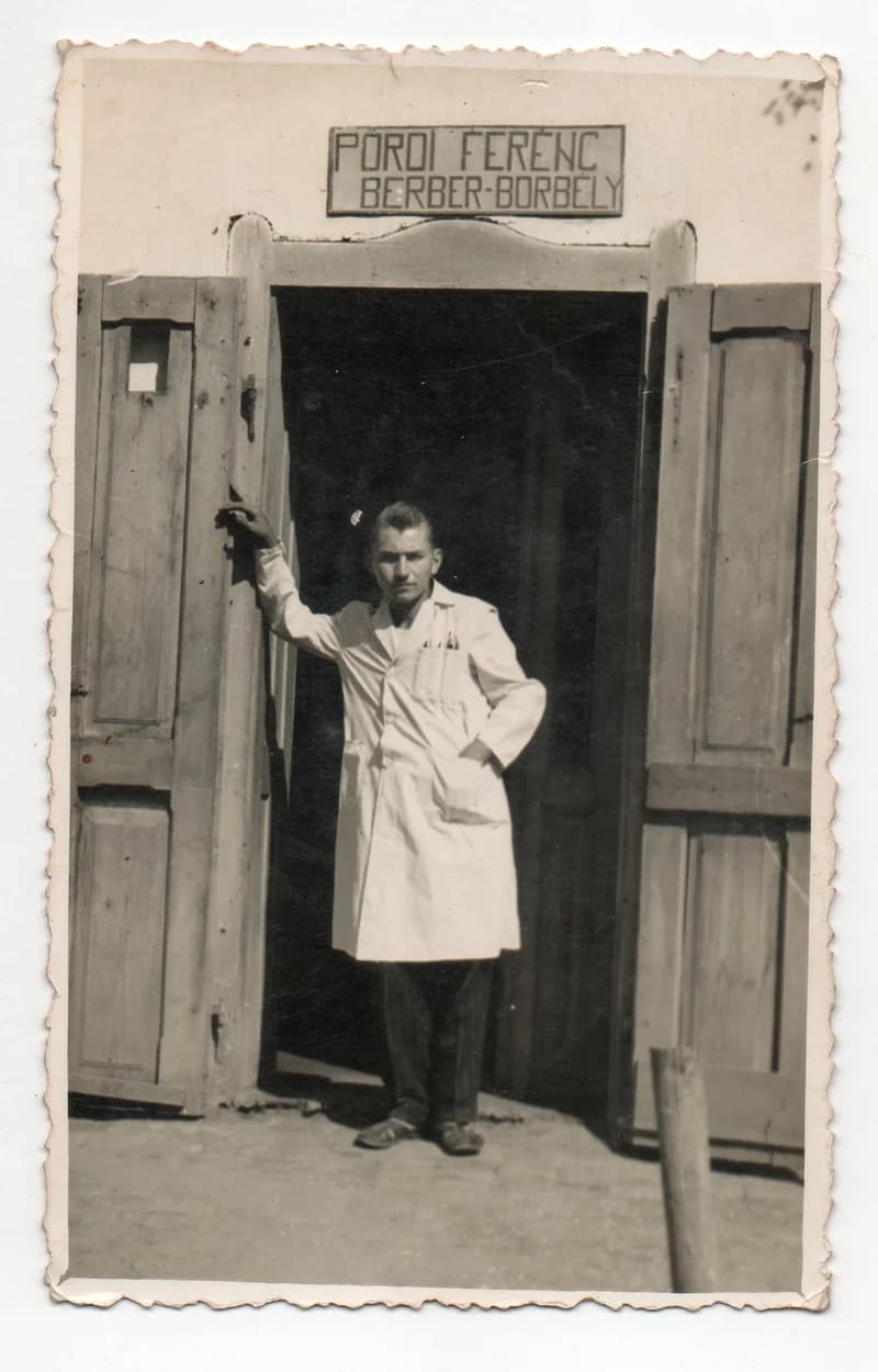 Pördi Ferenc borbélyüzlete előtt