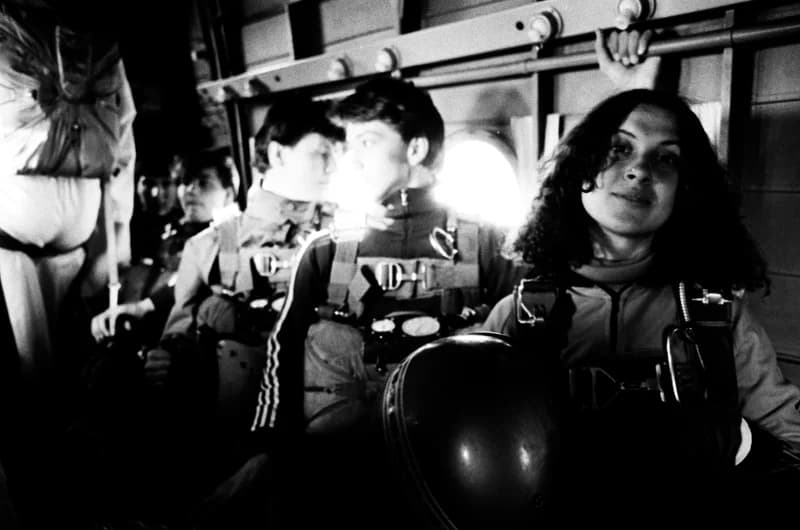 Ejtőernyősök a cseneji reptéren