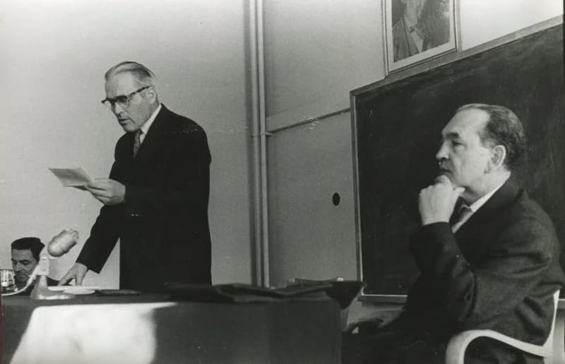 Sinkó Ervin a katedrán