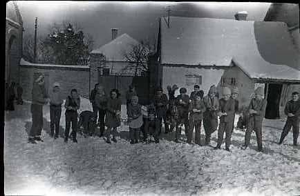 Hógolyózás az iskola udvaron