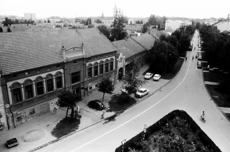 Magyarkanizsa: áruház, főutca, városháza