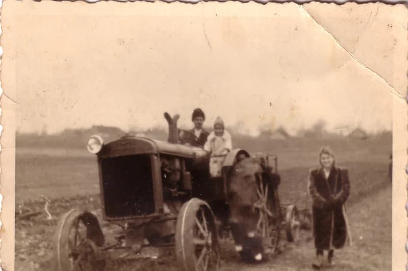 Bagi Vilmos és Mariska a traktoron