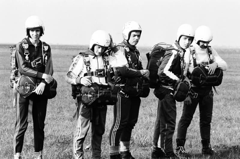 Ejtőernyősök a cseneji reptéren