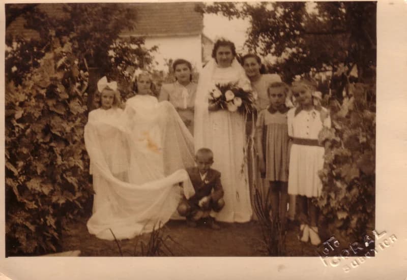 Menyasszony kisérőivel