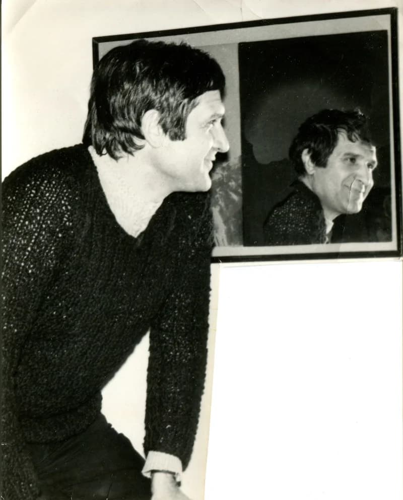 Benes József a tükör előtt