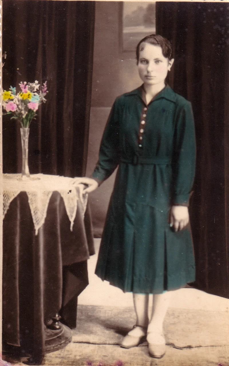 Lány zöld ruhában