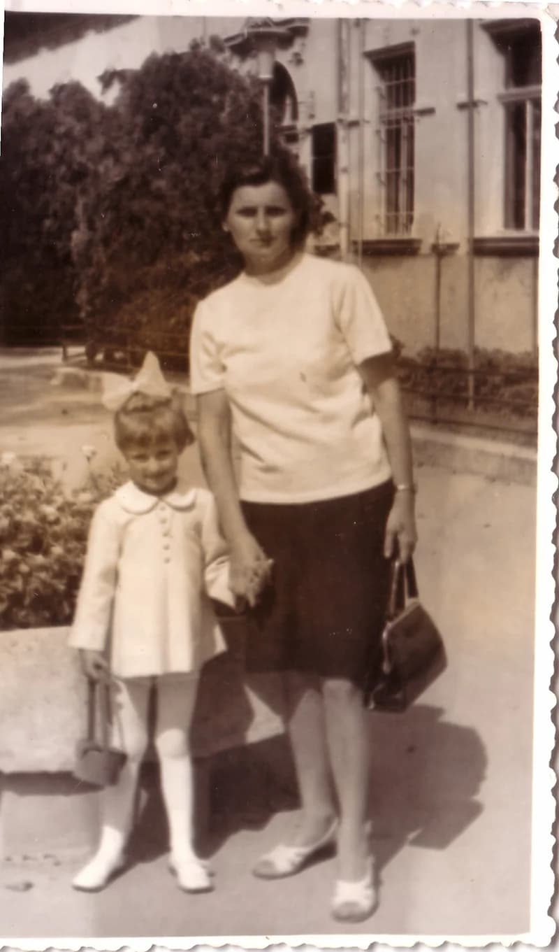 Sáfrány Erzsébet kislányával