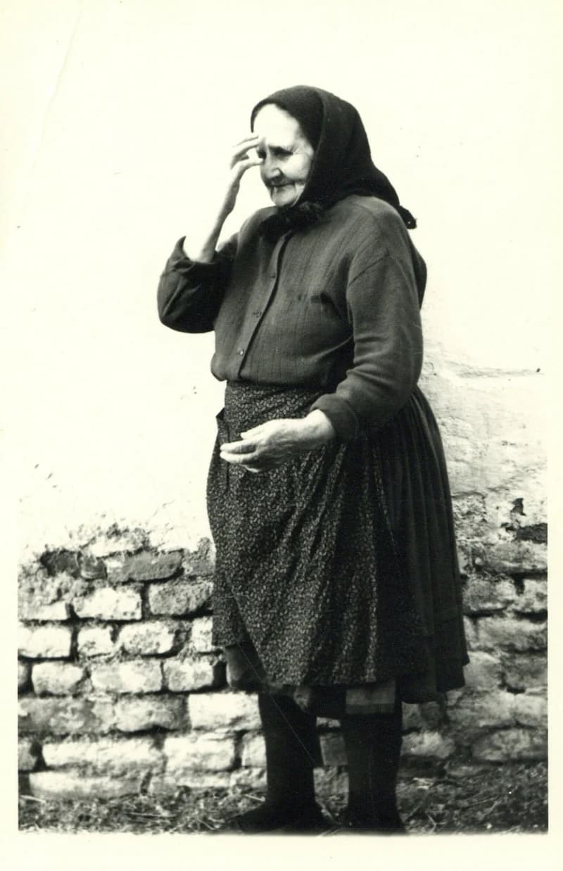 Ráolvasással gyógyító asszony