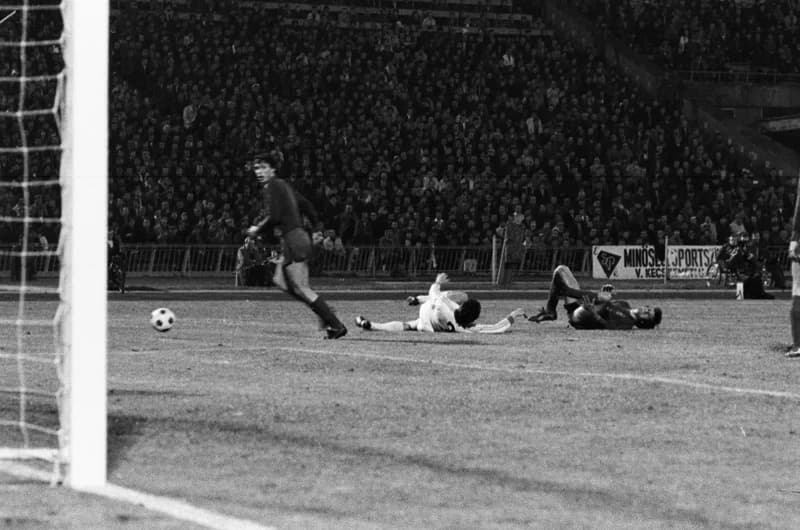 Futbalmeccsek : Újpest Dózsa-Honvéd 3:2; FTC-Vasas 1:1