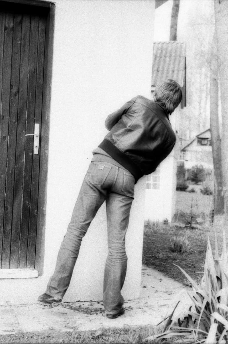 Baráth kinéz a sarok mögül