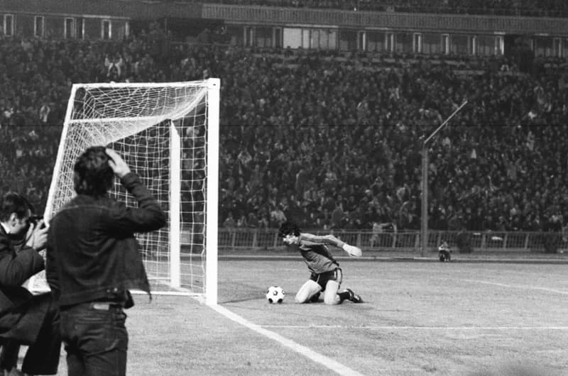 Futbalmeccsek : Újpest Dózsa-Honvéd 3:2; FTC-Vasas 1:1