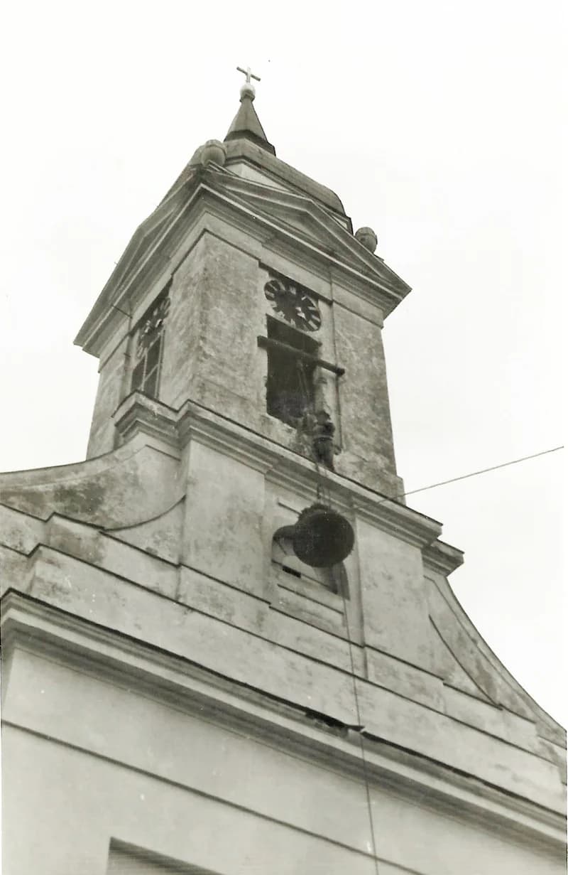 A harang fölhúzása a temerini Szent Rozália plébániatemplom tornyába, 1966.6.30-án 