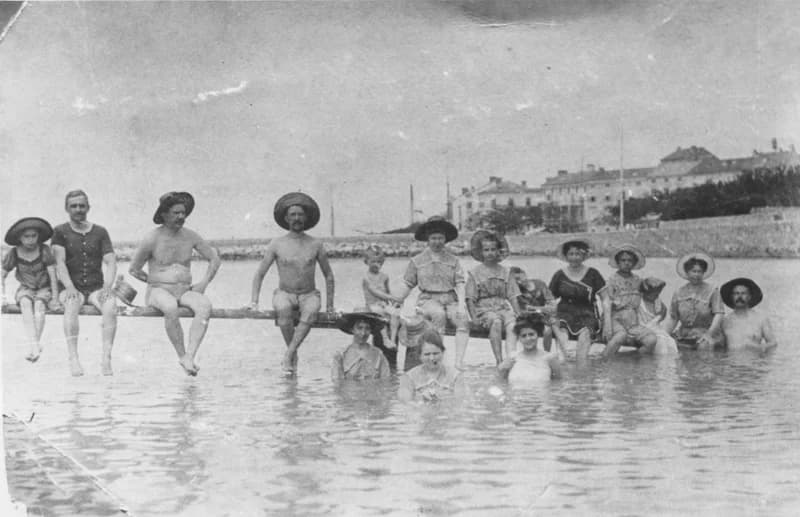 Fürdőzők az Adrián