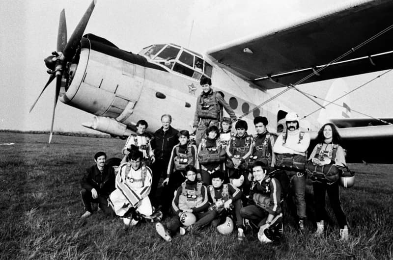 Ejtőernyősök a cseneji reptéren