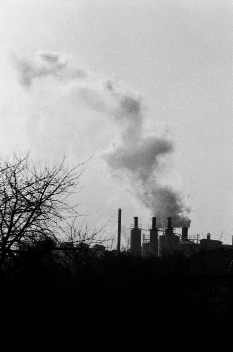 Település a Zorka gyárnál és a gyár füstje
