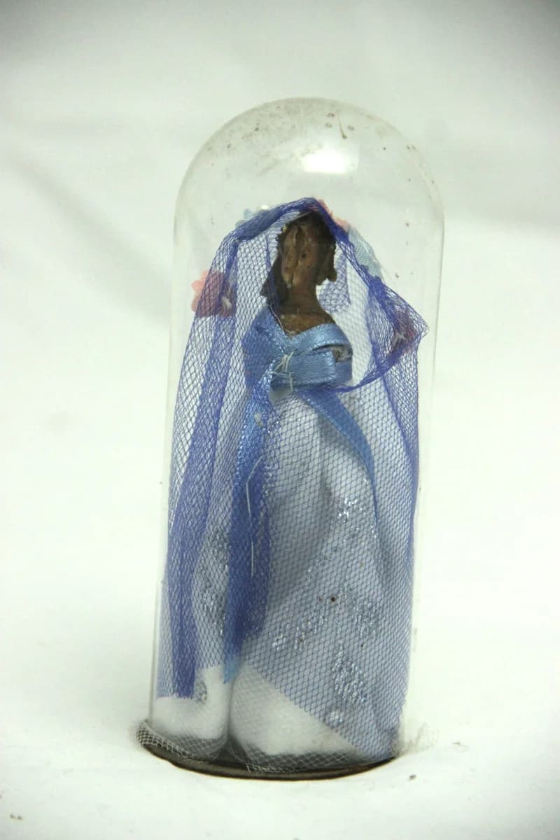 Viaszszobor búra alatt