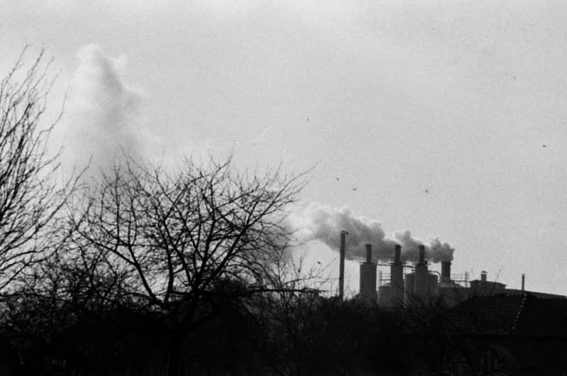 Település a Zorka gyárnál és a gyár füstje