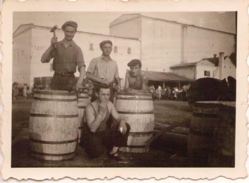 Kádárok a moholi konzervgyár udvarán